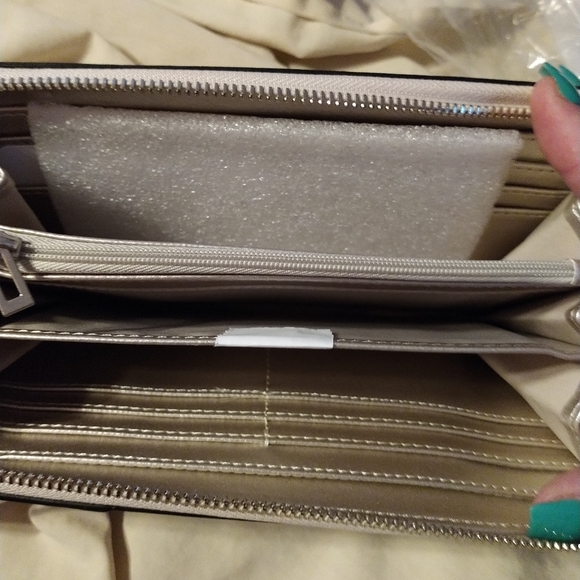 Guess - Picture 3 of 6